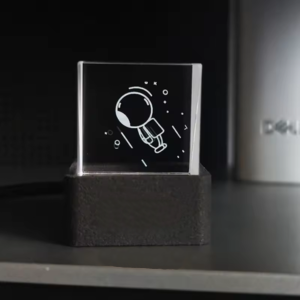 Holographic Cube with Customizable Gallery.